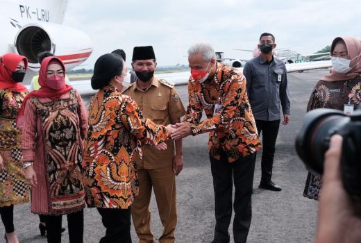Ganjar dan Puan Terlihat Mesra di Munas Hipmi di Solo, Menteri Bahlil: Janganlah Cepat Berlalu - GenPI.co JATENG