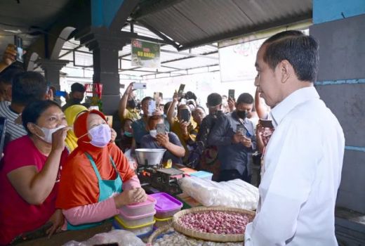 Cek Harga Bahan Pokok di Pasar Malangjiwan Colomadu, Presiden Jokowi: Harga Minyak Naik - GenPI.co JATENG