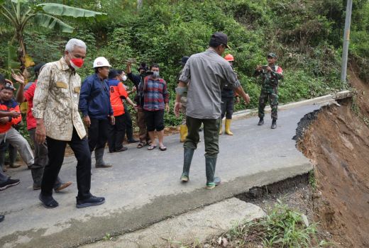 Jalur Alternatif Banyumas-Brebes Putus Gegara Longsor, Ganjar Siapkan Jembatan Sementara - GenPI.co JATENG