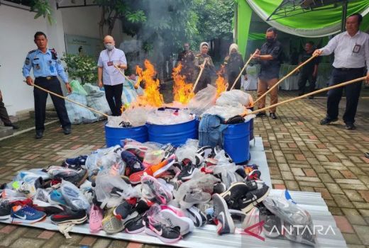 Wah! Kejari Semarang Bakar 1.947 Sepatu Nike Palsu - GenPI.co JATENG