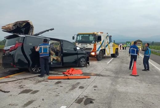 Mobil Seruduk Truk di Tol Semarang-Solo, 3 Orang Tewas - GenPI.co JATENG