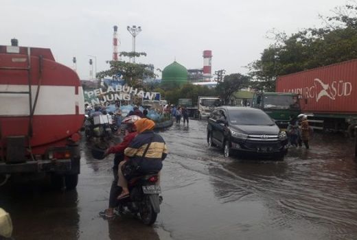 Waduh! Pelabuhan Tanjung Emas Semarang Tergenang Banjir - GenPI.co JATENG