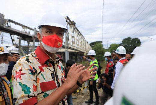 Ganjar Minta Warga Pati Sabar, Jembatan Juwana Baru Kelar Idul Fitri Tahun Depan - GenPI.co JATENG