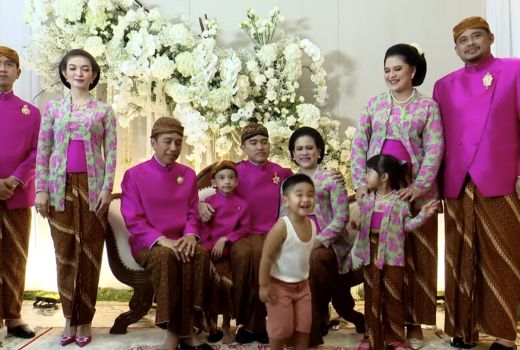Gemes! Begini Tingkah Lucu Cucu Presiden Jokowi, Panembahan Al Nahyan Malah Pakai Kaus Oblong Sambil Ngedot di Nikahan Kaesang-Erina - GenPI.co JATENG