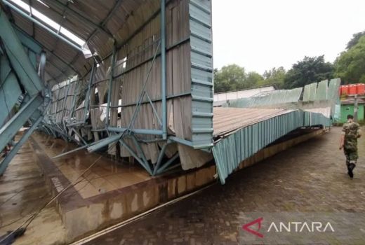 Atap Ambruk Diterjang Angin, Kolam Renang THR Kramat Batang Ditutup Sementara - GenPI.co JATENG