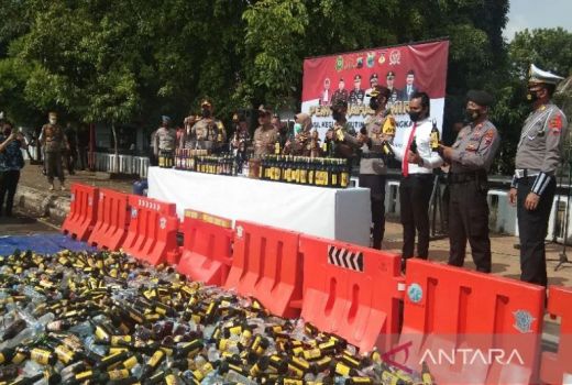 Polres Batang Musnahkan 3.191 Botol Miras - GenPI.co JATENG