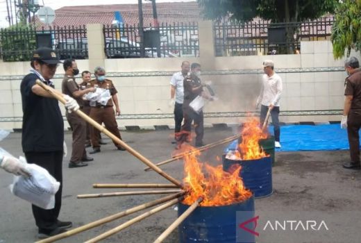 Kejari Purwokerto Musnahkan Barang Bukti 129 Tindak Pidana - GenPI.co JATENG