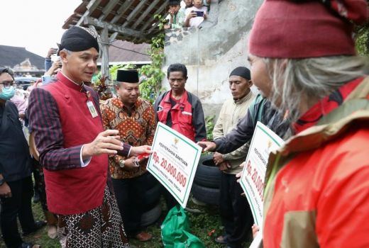 HUT ke-50 PDIP, Ganjar Kucurkan Bantuan RTLH kepada 50 Kader di Jawa Tengah - GenPI.co JATENG