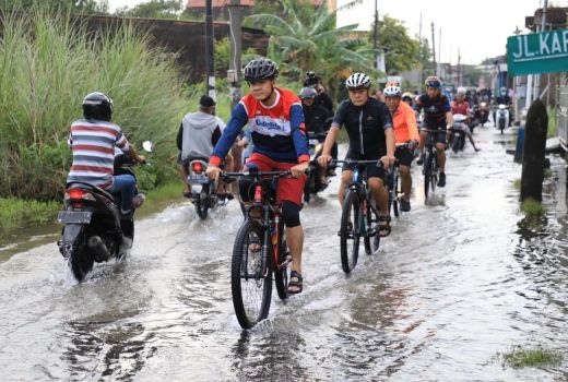 Banjir di Semarang Tak Kunjung Surut, Ganjar Minta Bantuan Pak Bas - GenPI.co JATENG