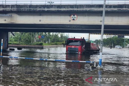 Banjir di Jalan Raya Kaligawe Semarang Belum Surut, Kendaraan Kecil Tak Disarankan Lewat - GenPI.co JATENG