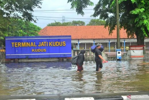Kebanjiran, Terminal Induk Jati Kudus Lumpuh - GenPI.co JATENG