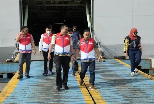 Pertamina Kirim BBM ke Karimunjawa Naik Kapal Perang Makassar-590 - GenPI.co JATENG