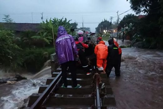 Longsor di Petak Prupuk-Slawi, Perjalanan Sejumlah KA di Daop 5 Purwokerto Terlambat - GenPI.co JATENG