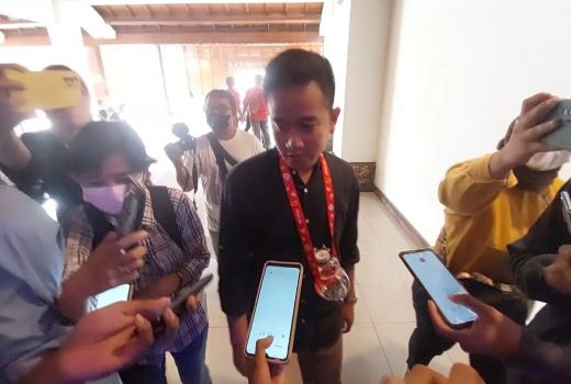 Begini Aksi Nyeleneh Gibran, Ngantor Pakai Kalung Botol Mixue, Promosi? - GenPI.co JATENG