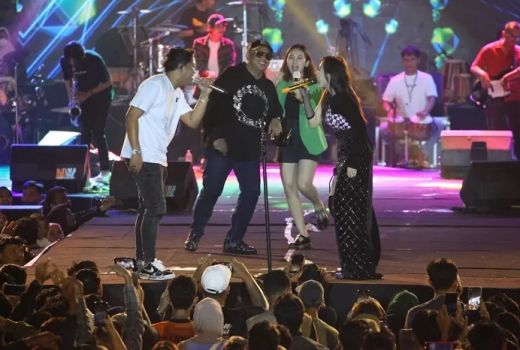 Viral! Aksi Joget Wali Kota Tegal Sambil Rangkul Pedangdut, Ini Katanya - GenPI.co JATENG