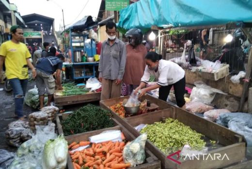 Jualan di Bahu Jalan dan Bikin Macet, Pedagang Pasar Bitingan Kudus Direlokasi - GenPI.co JATENG