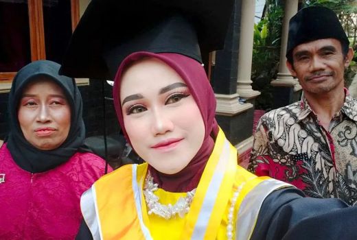 Keren! Anak Buruh Tani Sabet Wisudawan Terbaik Unsoed Purwokerto, IPK 3,97 - GenPI.co JATENG