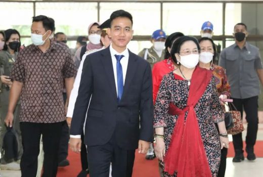 Gibran Digandeng Megawati Lagi, Pengamat: Bukti Dia Kader Penting PDIP! - GenPI.co JATENG