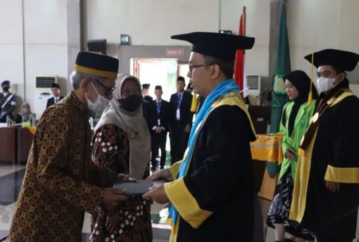 Bikin Haru! Meninggal karena Kanker, Orang Tua Gantikan Sang Anak Wisuda di UIN Walisongo Semarang - GenPI.co JATENG