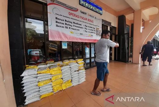 Tekan Kenaikan Harga Beras, Bulog Gelontorkan 327 Ton pada Operasi Pasar di Banyumas - GenPI.co JATENG