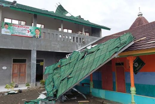 Angin Puting Beliung Terjang 2 Desa di Cilacap, Ratusan Bangunan Rusak - GenPI.co JATENG