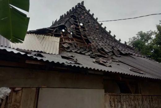 Angin Puting Beliung Terjang Jepara, 31 Rumah Warga Rusak - GenPI.co JATENG
