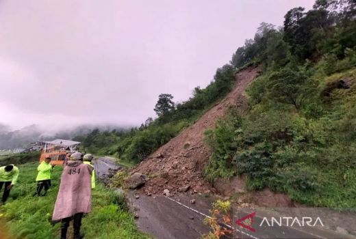Perhatian! Jalur Tawangmangu-Magetan Ditutup Gegara Longsor - GenPI.co JATENG