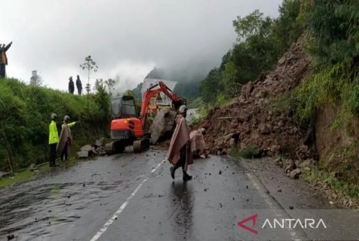 Terkendala Cuaca, Pembersihan Material Longsor di Jalur Tawangmangu-Magetan Dihentikan - GenPI.co JATENG