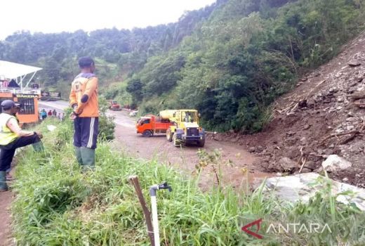 Jalur Tawangmangu-Magetan Masih Tertutup Material Longsor, Begini Kondisinya - GenPI.co JATENG