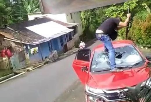 Heboh! Anggota Polda Jateng Rusak Mobil Sendiri Pakai Senjata - GenPI.co JATENG