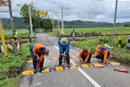 Tekan Angka Kecelakaan, Daop 6 Pasang Speed Bump di Perlintasan Sebidang - GenPI.co JATENG