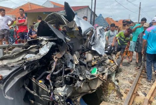 Kereta Tabrak Mobil di Semarang, Begini Kondisi Lokomotif KA Argo Bromo Anggrek - GenPI.co JATENG