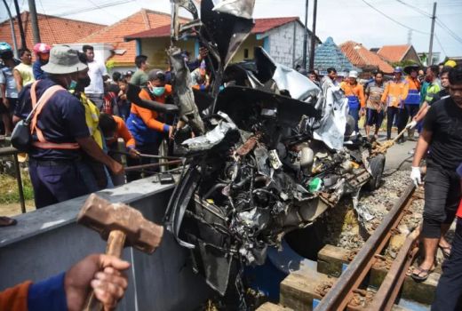 Innalillahi! Kereta Tabrak Mobil di Semarang, 2 Orang Tewas - GenPI.co JATENG