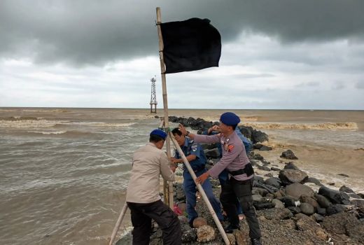 Waspada Gelombang Tinggi, Satpolairud Polres Pemalang Pasang Tanda Peringatan Dini di Dermaga Kapal Tanjungsari - GenPI.co JATENG