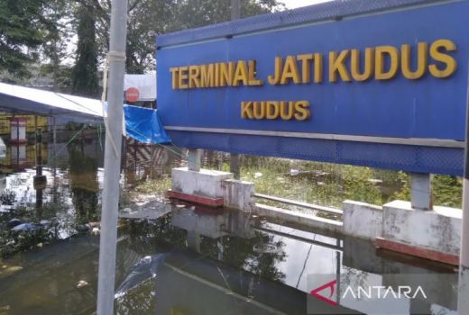 Terminal Jati Kudus Kebanjiran, Naik Turun Penumpang Bus Dipindah - GenPI.co JATENG