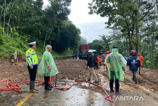 Waduh! Tebing Longsor Tutup Jalan Jogja-Semarang, Begini Kondisinya - GenPI.co JATENG