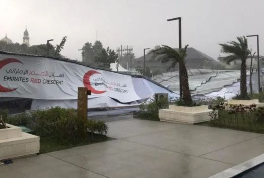 Walah! Angin Kencang dan Hujan Deras Bikin Tenda di Masjid Sheikh Zayed Solo Roboh - GenPI.co JATENG