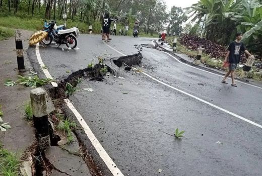 Hati-Hati! Jalan Cukangleleus-Sidareja di Cilacap Ambles dan Retak - GenPI.co JATENG