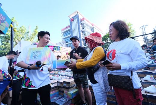Wow! Gibran Bagi-Bagi Sepatu Gratis di CFD Solo - GenPI.co JATENG
