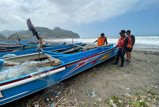 Astaga! Perahu Kitir di Kebumen Terbalik, 1 Nelayan Hilang - GenPI.co JATENG