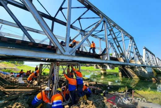 Pascakecelakaan KA Brantas Tabrak Truk di Semarang, KAI Perbaiki Konstruksi Jembatan Rel Kanal Banjir Barat - GenPI.co JATENG