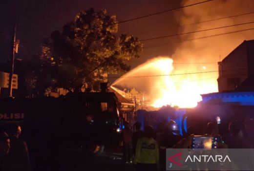 Gudang Rosok di Solo Terbakar, 12 Rumah Terdampak dan Puluhan Warga Ngungsi - GenPI.co JATENG