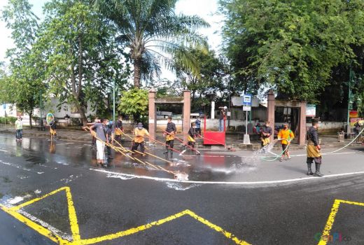 Jelang Penobatan Raja Mangkunegaran, Warga Setempat Ngepel Jalan - GenPI.co JATENG