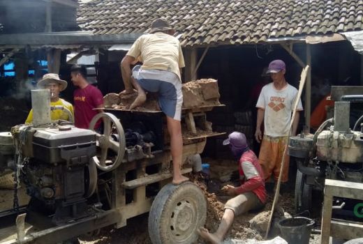 Minyak Goreng Mahal, Pengusaha Genteng Ikut Terdampak, Kok Bisa? - GenPI.co JATENG
