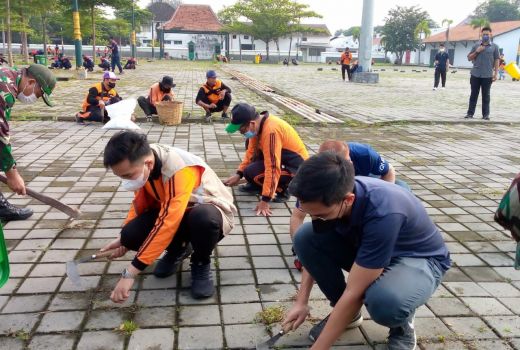 Gibran dan Mangkunegara X Kerja Bakti di Mangkunegaran, Ada Apa? - GenPI.co JATENG