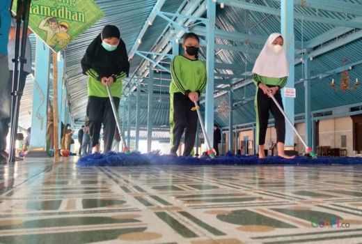 Jelang Ramadan, Puluhan Siswa SD Mengepel Masjid Agung Solo - GenPI.co JATENG