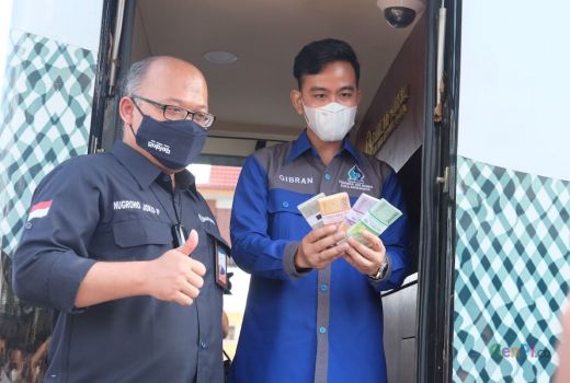 Cerita Gibran Tukar Uang Baru di Pasar Legi: Cepet Banget - GenPI.co JATENG