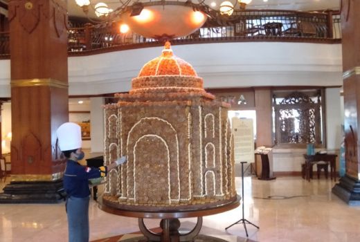 Ramadan, Hotel Ini Bikin Miniatur Masjid dari Kue Kembang Goyang - GenPI.co JATENG
