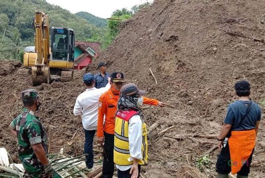 Longsor Cilacap Timbun Tiga Rumah, Ratusan Warga Mengungsi - GenPI.co JATENG