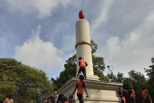 Peringati Harkitnas, Siswa SD di Solo Bersihkan Tugu Bersejarah - GenPI.co JATENG